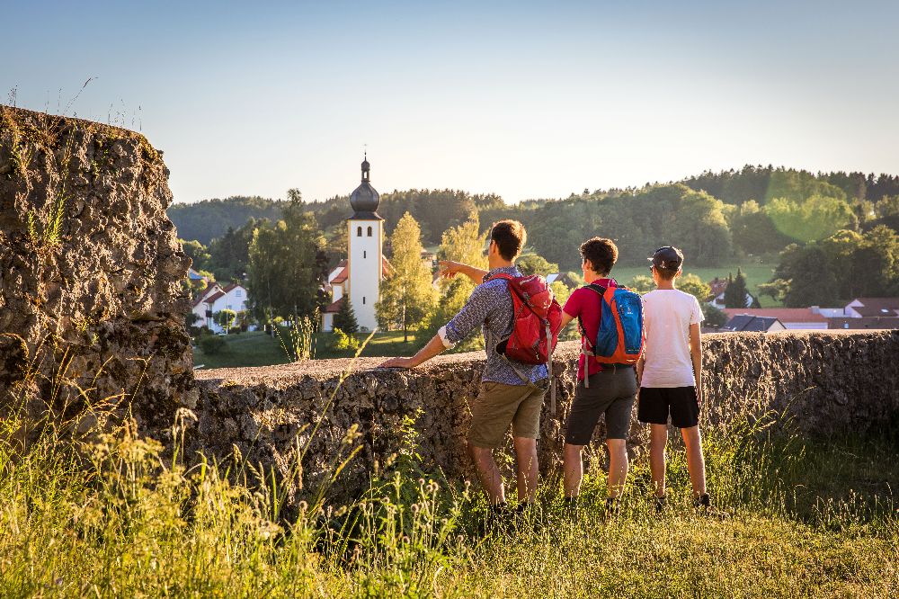 <p>Wanderer blicken vom Vorhof der Burgruine Bärnfels auf den Ort und seine Kirche (Bild: Frank Schneider)</p><p>Wanderer haben im Wanderparadies Trubachtal um Obertrubach und Egloffstein eine riesige Auswahl an guten Wandermöglichkeiten. Rund 500 Kilometer beliebte Wanderwege wurden neu verbunden, zeitgemäß markiert und sind im neuen Wanderbuch mit Karte beschrieben. Es enthält auch Infos zur Geschichte der Orte, zu Einkehrmöglichkeiten und zum Rückfahrservice z.z.A. (zurück zum Ausgangspunkt).</p><p>

Obertrubach liegt am Frankenweg, dem Qualitätswanderweg, der für eine gute Streckenführung, das Vorhandensein reizvoller Sehenswürdigkeiten sowie guter Einkehr- und Übernachtungsmöglichkeiten ausgezeichnet wurde.</p><p>

Neu ist der Trubachweg (Geologie - Kultur - Klettern), der thematische Schwerpunkte aus den Bereichen Geologie, Verwitterung und Veränderungen der Umwelt durch jahrtausendelange Besiedelung enthält.</p>
<p>
Besonders hervorzuheben ist der ´Therapeutische Wanderweg Pitztal´, der speziell für Menschen mit Herz-, Kreislauf- und Gefäßerkrankungen steigungsarm angelegt und mit zahlreichen Ruhebänken versehen worden ist. Der kleine Jakobusweg, eine Alternativstrecke zum Jakobusweg Pegnitz - Hiltpoltstein führt über Pottenstein - Gößweinstein und Obertrubach.</p>