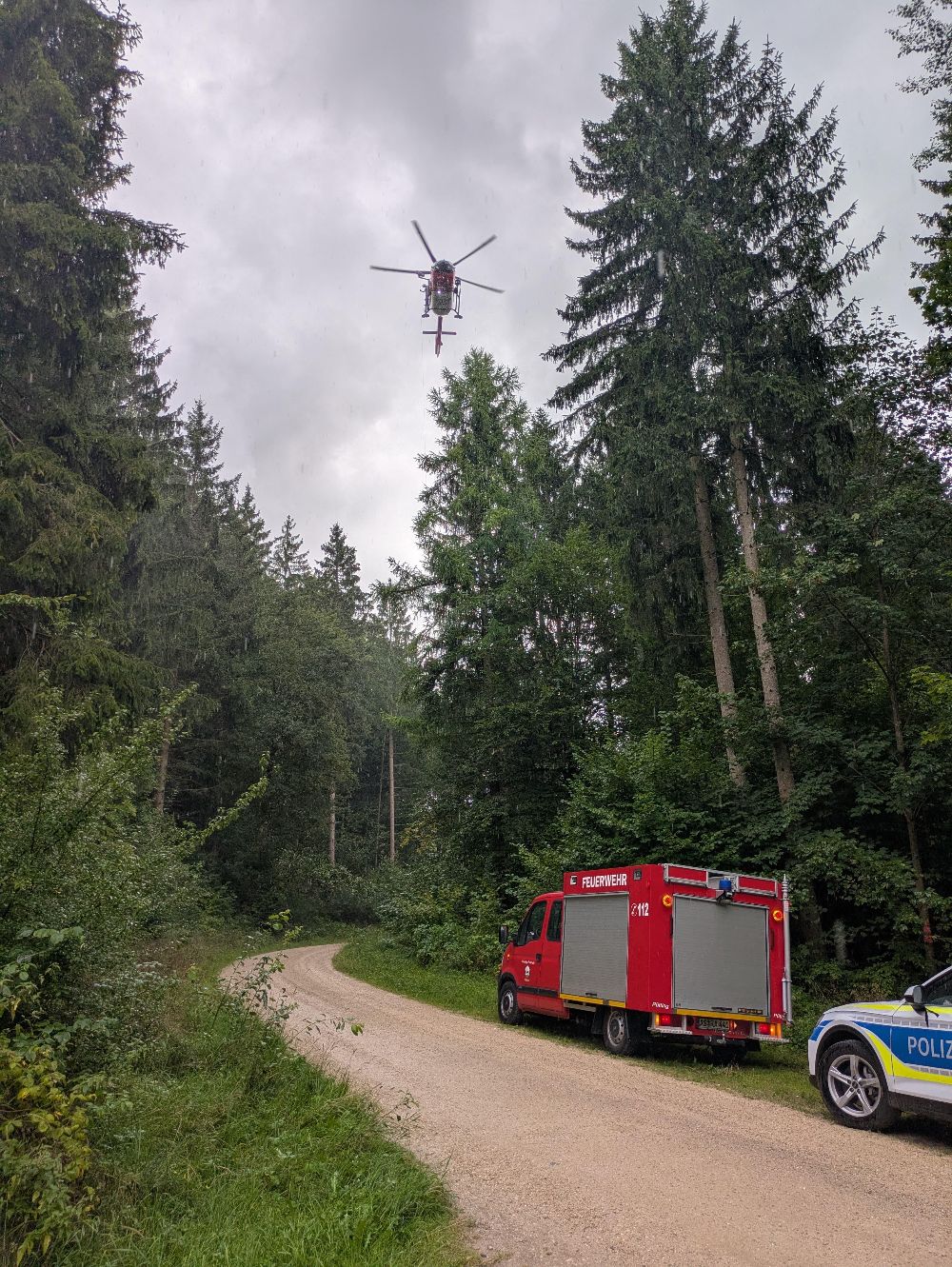 Rettungshubschrauber Christoph 27 setzt Notarzt und Luftretter per Winde nahe der Maximilianswand ab. (Bild: Renner, Bergwacht Amberg)