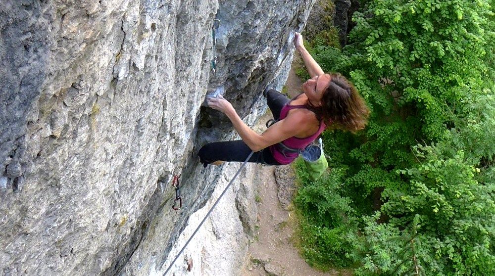 Kletterin in der Route ´Das Geschenk´ an der aktuell gesperrten Püttlachtaler Wand (Bild: Martin Grulich)