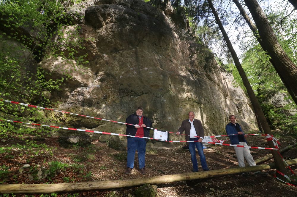 Die Bürgermeister der Gemeinden Illschwang und Ammerthal sowie ein Vertreter der hiesigen IG Klettern durchtrennten am Montag die Absperrbänder am Wandfuß der Ammerthaler Wand und besieglen damit das Ende der Sperrung.
