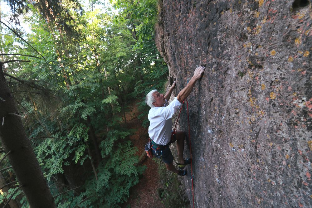 Manuel Welt in der Asphaltkante (8+) am Hüttenfels