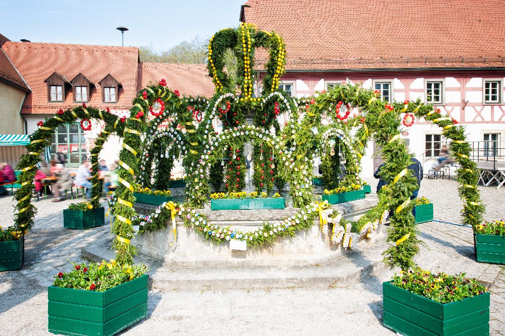 Der Osterbrunnen in Bieberbach bei Egloffstein. (Bild: TZ Fränkische Schweiz / Florian Trykowski)