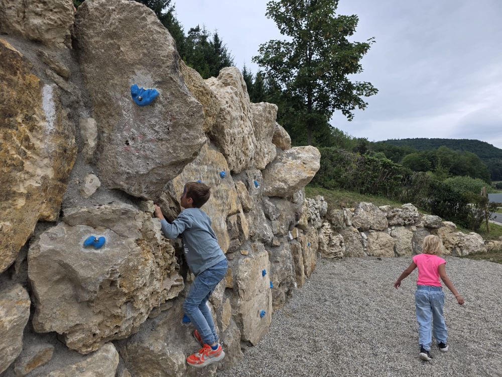 Der neue künstlich errichtete Boulderfels unmittelbar hinter dem Heiligenstadter See