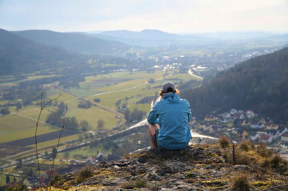 Adrian Niski auf dem Hummerstein bei Gasseldorf (Bild: TZ Fränkische Schweiz/Adrian Niski)