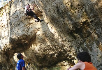 Rainer Thron beim Auschecken einer Route am Castell