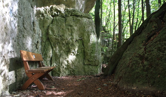 An den südseitig ausgerichteten Felsen führt ein Wanderweg entlang, deshalb befindet sich die eine oder andere Bank am Einstieg