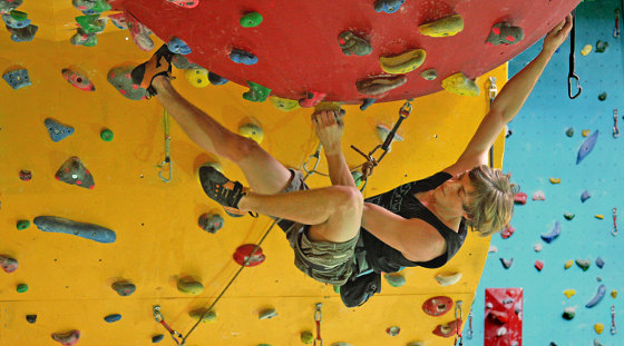 Peter Göpel in einer Dachroute der Kletterhalle Magnesia