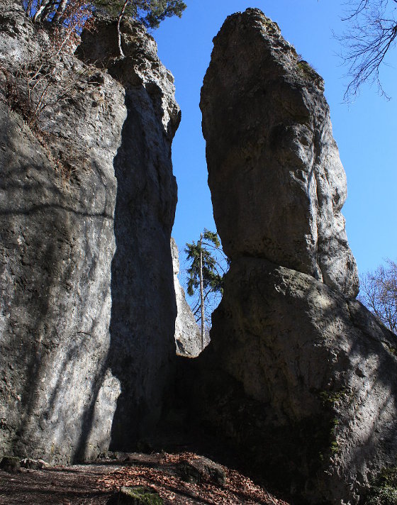 Der linke Teil der Röthenbacher Wand mit dem vorgelagerten Röthenbacher Turm