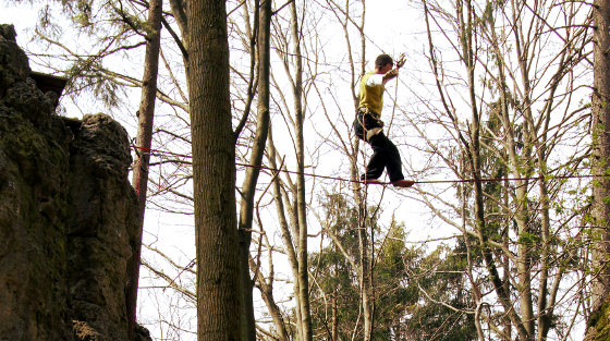 Zwischen kleinem Bärnfelser Turm und dem Nebenmassiv kann eine Seilbahn gespannt werden. Von ganz Mutigen auch eine Slackline (Bild: Patrick Peter)