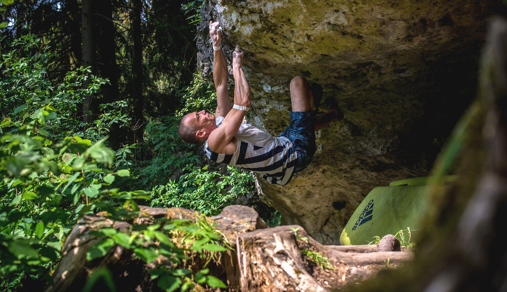 Volker Schöffl in ´Hall of Fame´ (fb 8a | UIAA 10+) am gleichnamigen Boulderblock in der Nähe von Schirradorf (Bild: Rico Haase)